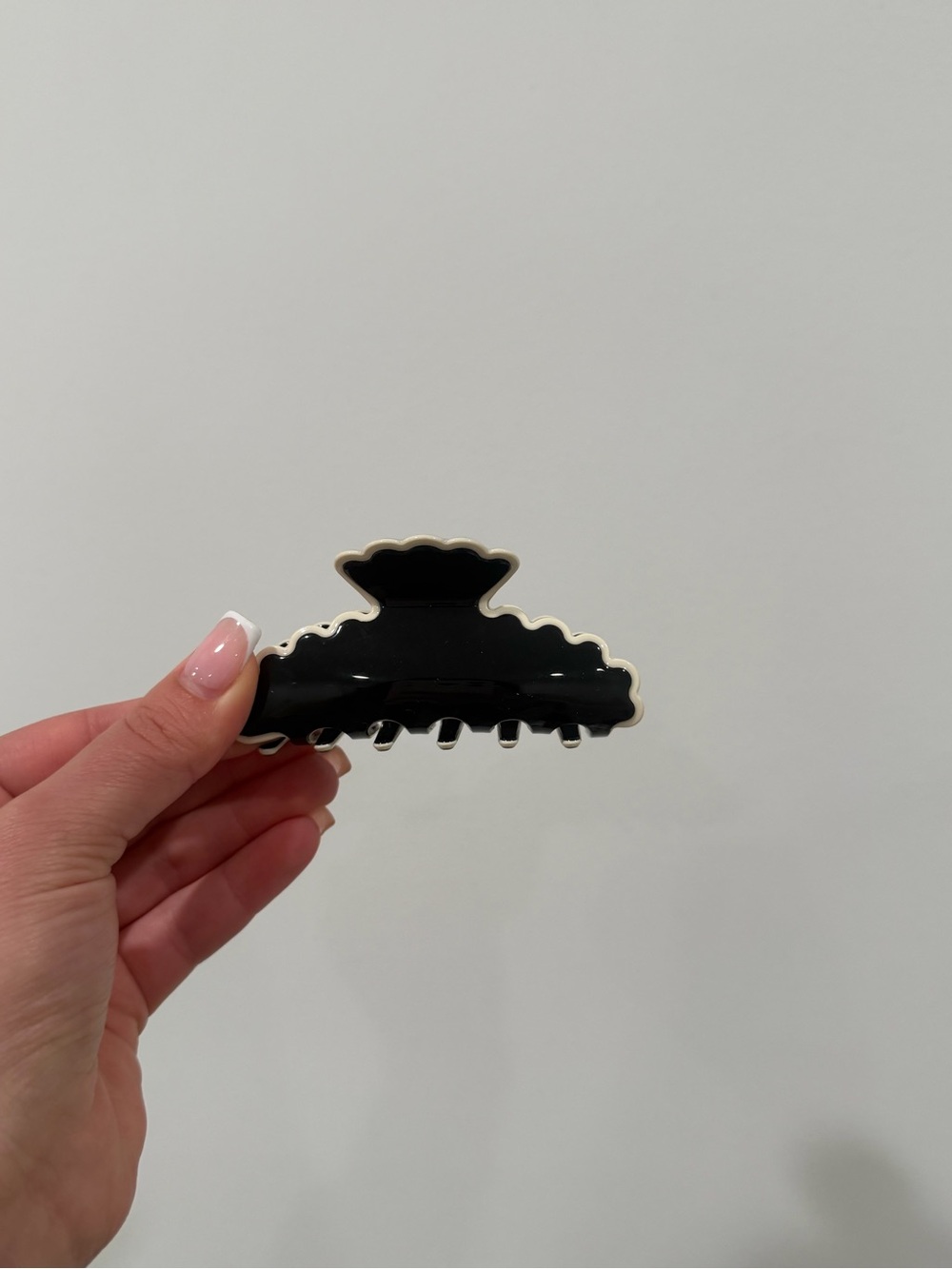 Black Scallop Edge Hair Claw Clip - Unbranded